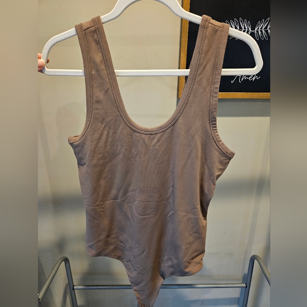 Nuuds Scoop Neck Bodysuit In Mocha Size Large